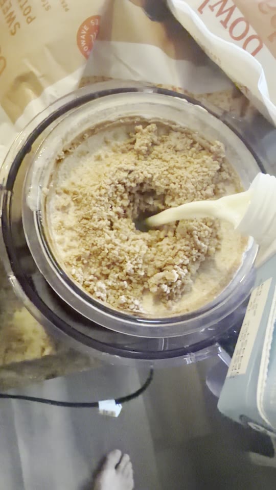 Pouring about 30 grams of liquid into the crumbly pint